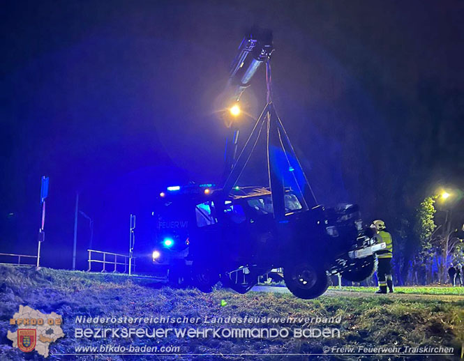 20211206 Verkehrsunfall Pkw gegen Aspangbahn in Traiskirchen Fotos: © Franz Pölleritzer FF Traiskirchen-Stadt 20211206 Verkehrsunfall Pkw gegen Aspangbahn in Traiskirchen Fotos: © Franz Pölleritzer FF Traiskirchen-Stadt
