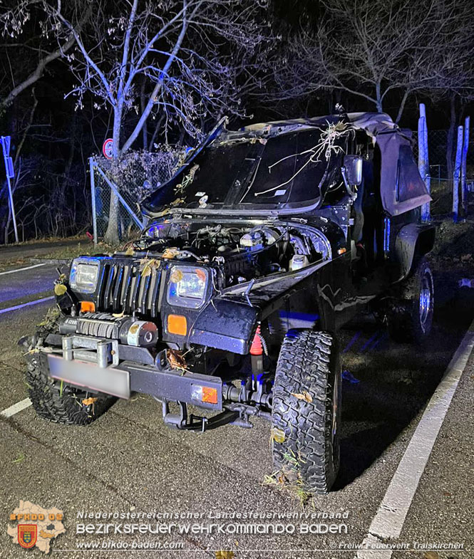 20211206 Verkehrsunfall Pkw gegen Aspangbahn in Traiskirchen Fotos: © Franz Pölleritzer FF Traiskirchen-Stadt 20211206 Verkehrsunfall Pkw gegen Aspangbahn in Traiskirchen Fotos: © Franz Pölleritzer FF Traiskirchen-Stadt