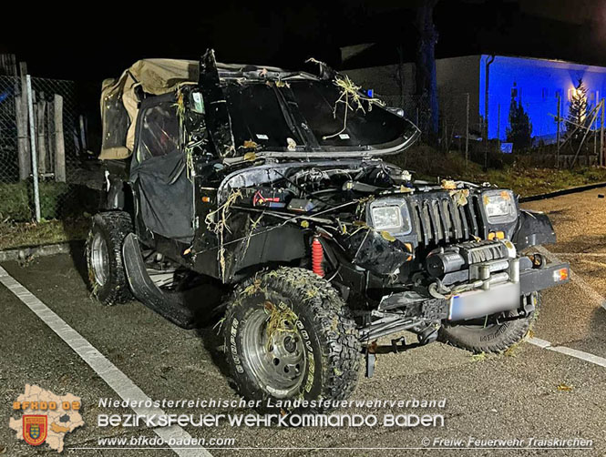 20211206 Verkehrsunfall Pkw gegen Aspangbahn in Traiskirchen  Fotos: © Franz Pölleritzer FF Traiskirchen-Stadt