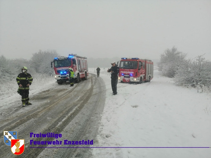 20211209 Fahrzeugbergung bei Enzesfeld Foto: © Freiwillige Feuerwehr Enzesfeld 20211209 Fahrzeugbergung bei Enzesfeld Foto: © Freiwillige Feuerwehr Enzesfeld