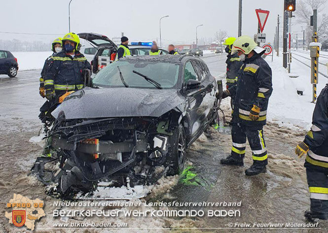 20211209 Verkehrsunfall B17 Badner Spitz Traiskirchen Möllersdorf Foto: © Freiwillige Feuerwehr Möllersdorf 20211209 Verkehrsunfall B17 Badner Spitz Traiskirchen Möllersdorf Foto: © Freiwillige Feuerwehr Möllersdorf
