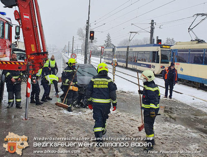 20211209 Verkehrsunfall B17 Badner Spitz Traiskirchen Möllersdorf Foto: © Freiwillige Feuerwehr Möllersdorf 20211209 Verkehrsunfall B17 Badner Spitz Traiskirchen Möllersdorf Foto: © Freiwillige Feuerwehr Möllersdorf