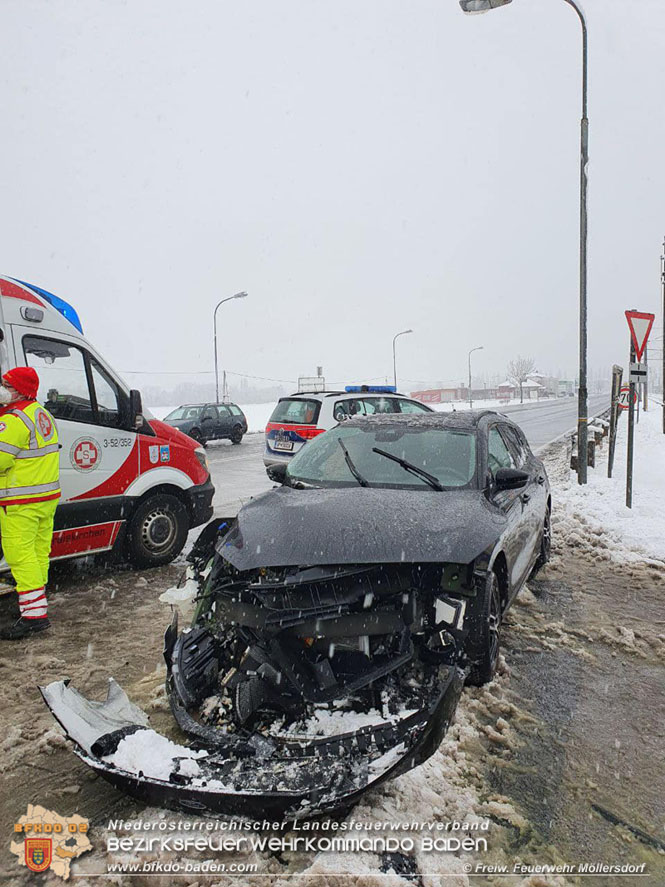 20211209 Verkehrsunfall B17 Badner Spitz Traiskirchen Möllersdorf Foto: © Freiwillige Feuerwehr Möllersdorf 20211209 Verkehrsunfall B17 Badner Spitz Traiskirchen Möllersdorf Foto: © Freiwillige Feuerwehr Möllersdorf