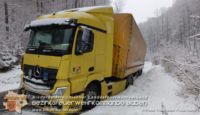 20211209 Lkw Sattelzug Bergung L138 Pottenstein - Auf dem Hals    Foto: © Freiwillige Feuerwehr Pottenstein