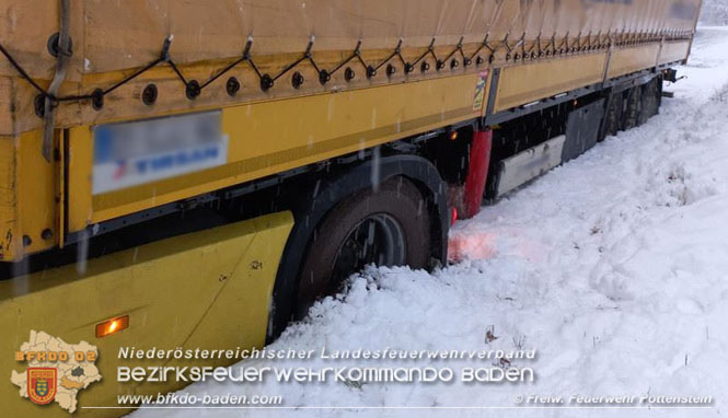 20211209 Lkw Sattelzug Bergung L138 Pottenstein - Auf dem Hals    Foto: © Freiwillige Feuerwehr Pottenstein