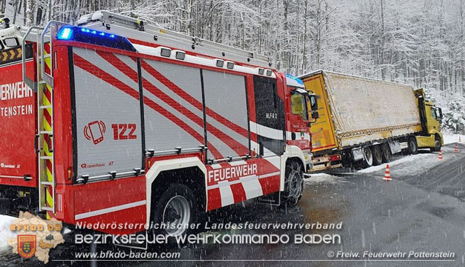 20211209 Lkw Sattelzug Bergung L138 Pottenstein - Auf dem Hals    Foto: © Freiwillige Feuerwehr Pottenstein