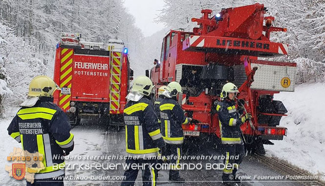 20211209 Lkw Sattelzug Bergung L138 Pottenstein - Auf dem Hals    Foto: © Freiwillige Feuerwehr Pottenstein