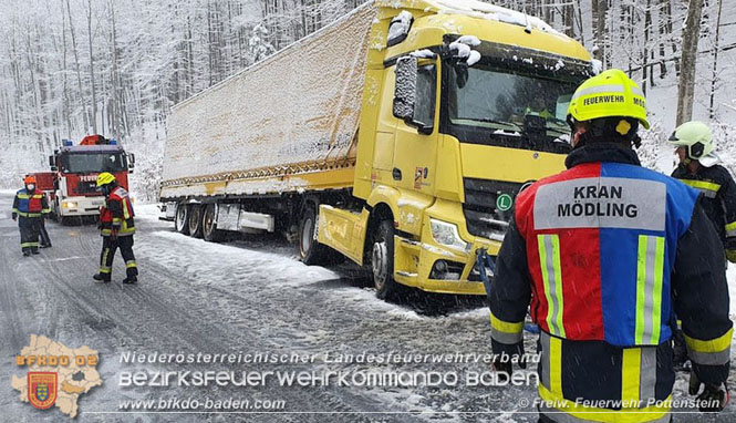 20211209 Lkw Sattelzug Bergung L138 Pottenstein - Auf dem Hals    Foto: © Freiwillige Feuerwehr Pottenstein