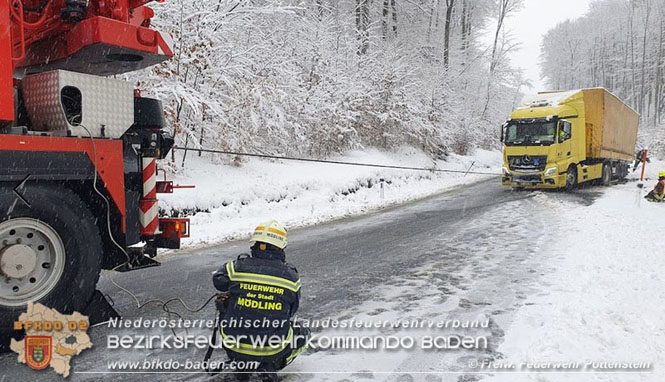 20211209 Lkw Sattelzug Bergung L138 Pottenstein - Auf dem Hals    Foto: © Freiwillige Feuerwehr Pottenstein