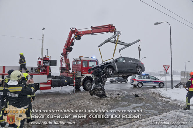 20211209 Verkehrsunfall B17 Badner Spitz Traiskirchen Möllersdorf Foto: © Freiwillige Feuerwehr Möllersdorf 20211209 Verkehrsunfall B17 Badner Spitz Traiskirchen Möllersdorf Foto: © Freiwillige Feuerwehr Möllersdorf