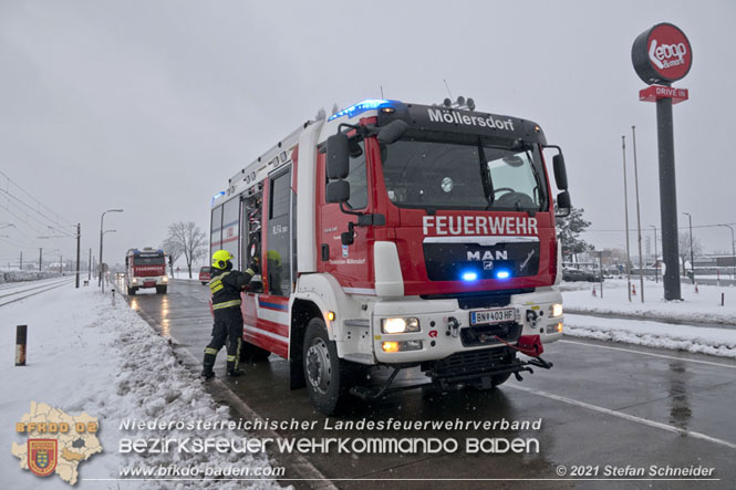 20211209 Verkehrsunfall B17 Badner Spitz Traiskirchen Möllersdorf    Foto: © Freiwillige Feuerwehr Möllersdorf