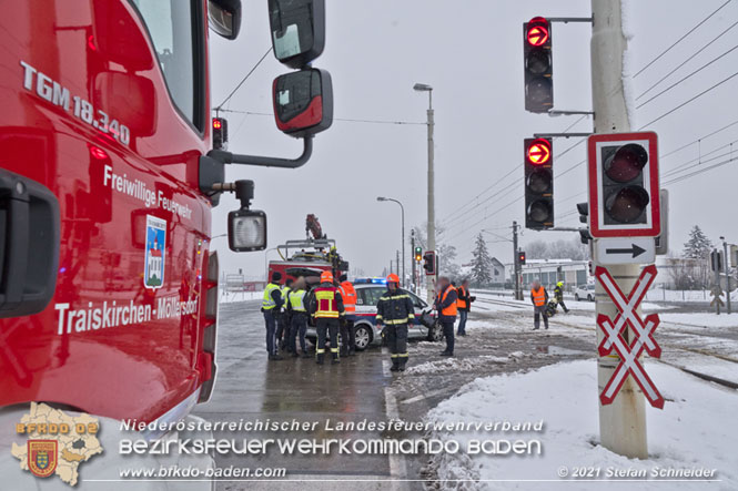 20211209 Verkehrsunfall B17 Badner Spitz Traiskirchen Möllersdorf    Foto: © Freiwillige Feuerwehr Möllersdorf