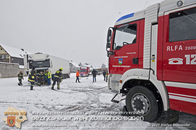 20211209 Lkw Sattelzug Bergung in Traiskirchen Wienersdorf Foto: © Stefan Schneider BFKDO Baden 20211209 Lkw Sattelzug Bergung in Traiskirchen Wienersdorf Foto: © Stefan Schneider BFKDO Baden