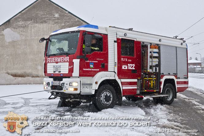 20211209 Lkw Sattelzug Bergung in Traiskirchen Wienersdorf Foto: © Stefan Schneider BFKDO Baden 20211209 Lkw Sattelzug Bergung in Traiskirchen Wienersdorf Foto: © Stefan Schneider BFKDO Baden