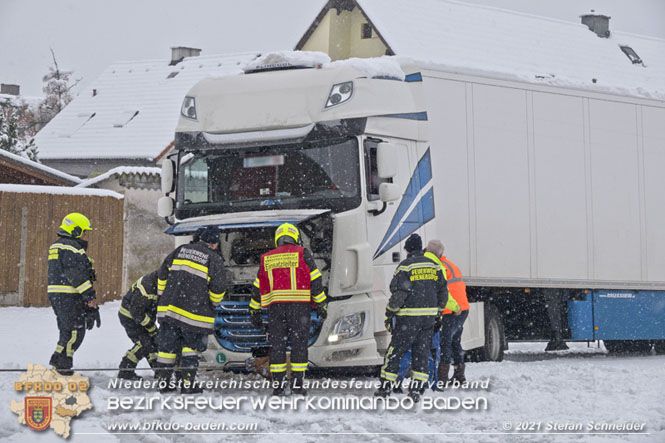 20211209 Lkw Sattelzug Bergung in Traiskirchen Wienersdorf Foto: © Stefan Schneider BFKDO Baden 20211209 Lkw Sattelzug Bergung in Traiskirchen Wienersdorf Foto: © Stefan Schneider BFKDO Baden