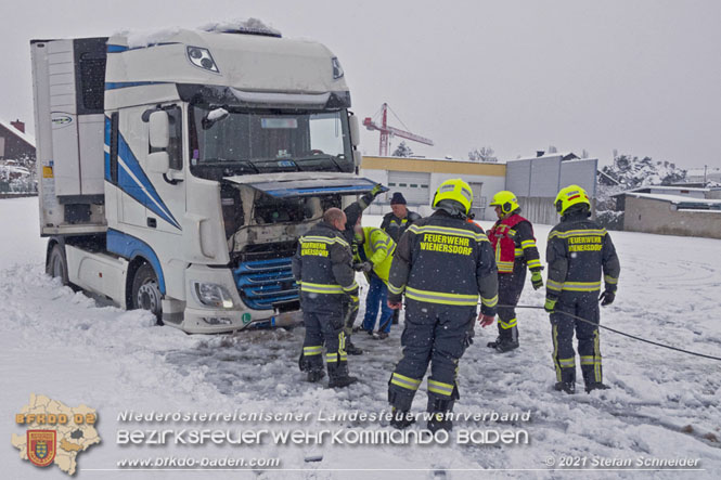 20211209 Lkw Sattelzug Bergung in Traiskirchen Wienersdorf Foto: © Stefan Schneider BFKDO Baden 20211209 Lkw Sattelzug Bergung in Traiskirchen Wienersdorf Foto: © Stefan Schneider BFKDO Baden