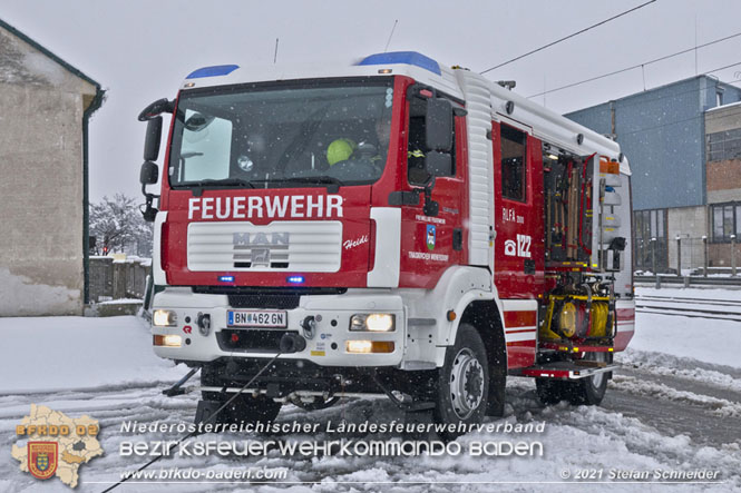 20211209 Lkw Sattelzug Bergung in Traiskirchen Wienersdorf Foto: © Stefan Schneider BFKDO Baden 20211209 Lkw Sattelzug Bergung in Traiskirchen Wienersdorf Foto: © Stefan Schneider BFKDO Baden