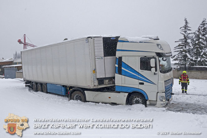 20211209 Lkw Sattelzug Bergung in Traiskirchen Wienersdorf Foto: © Stefan Schneider BFKDO Baden 20211209 Lkw Sattelzug Bergung in Traiskirchen Wienersdorf Foto: © Stefan Schneider BFKDO Baden
