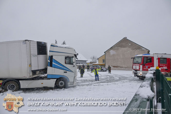 20211209 Lkw Sattelzug Bergung in Traiskirchen Wienersdorf Foto: © Stefan Schneider BFKDO Baden 20211209 Lkw Sattelzug Bergung in Traiskirchen Wienersdorf Foto: © Stefan Schneider BFKDO Baden