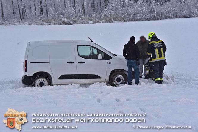 20211209 Fahrzeugbergung auf der L157 Pottendorf - Tattendorf    Foto: © Thomas Lenger Monatsrevue.at