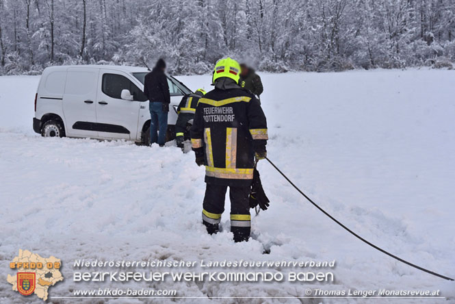 20211209 Fahrzeugbergung auf der L157 Pottendorf - Tattendorf    Foto: © Thomas Lenger Monatsrevue.at