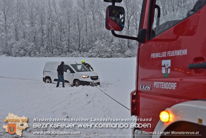20211209 Fahrzeugbergung auf der L157 Pottendorf - Tattendorf    Foto: © Thomas Lenger Monatsrevue.at