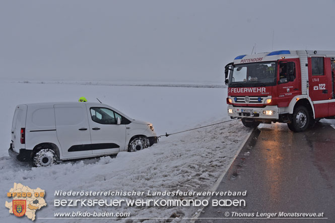20211209 Fahrzeugbergung auf der L157 Pottendorf - Tattendorf    Foto: © Thomas Lenger Monatsrevue.at