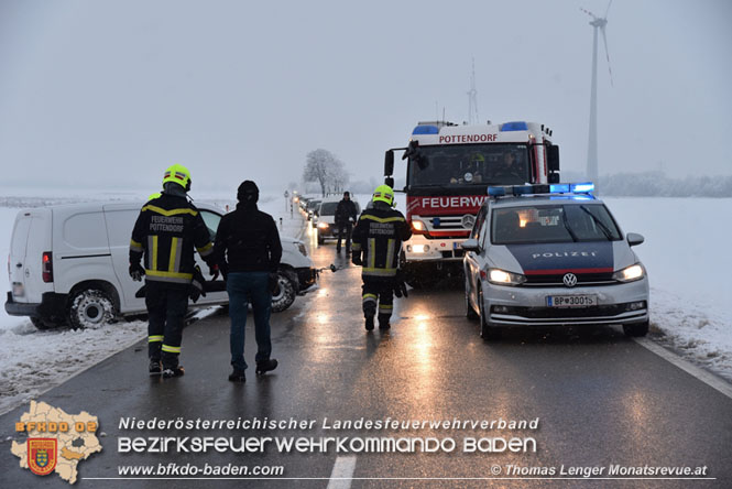 20211209 Fahrzeugbergung auf der L157 Pottendorf - Tattendorf    Foto: © Thomas Lenger Monatsrevue.at