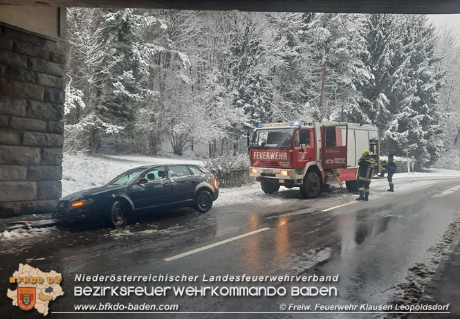 20211209 Fahrzeugbergung in Klausen Leopoldsdorf Ortsteil Lammerau Foto: © Freiwillige Feuerwehr Klausen-Leopoldsdorf 20211209 Fahrzeugbergung in Klausen Leopoldsdorf Ortsteil Lammerau Foto: © Freiwillige Feuerwehr Klausen-Leopoldsdorf