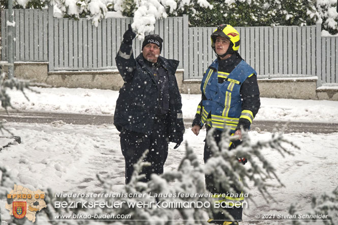 20211209 Großer Ast hielt Schneelast nicht stand und stürzte in Baden auf eine Straße Foto: © Stefan Schneider BFKDO Baden 20211209 Großer Ast hielt Schneelast nicht stand und stürzte in Baden auf eine Straße Foto: © Stefan Schneider BFKDO Baden