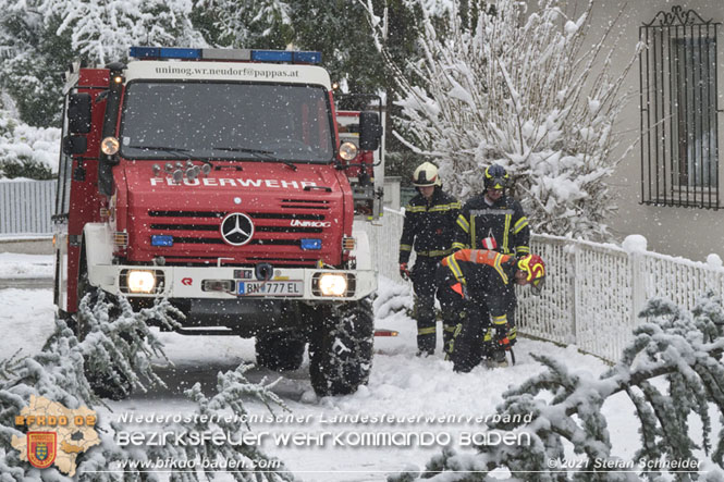 20211209 Großer Ast hielt Schneelast nicht stand und stürzte in Baden auf eine Straße Foto: © Stefan Schneider BFKDO Baden 20211209 Großer Ast hielt Schneelast nicht stand und stürzte in Baden auf eine Straße Foto: © Stefan Schneider BFKDO Baden