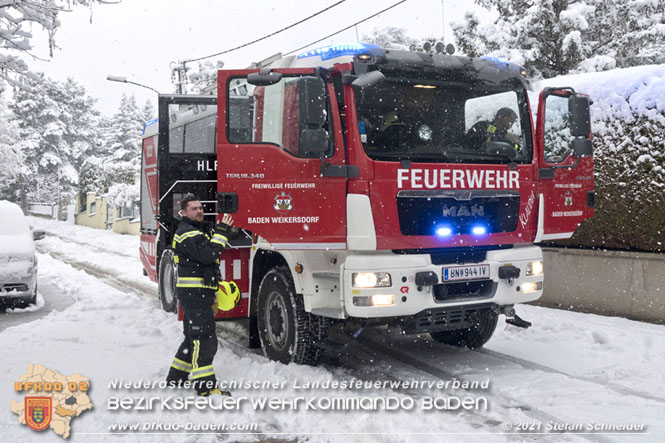 20211209 Großer Ast hielt Schneelast nicht stand und stürzte in Baden auf eine Straße Foto: © Stefan Schneider BFKDO Baden 20211209 Großer Ast hielt Schneelast nicht stand und stürzte in Baden auf eine Straße Foto: © Stefan Schneider BFKDO Baden