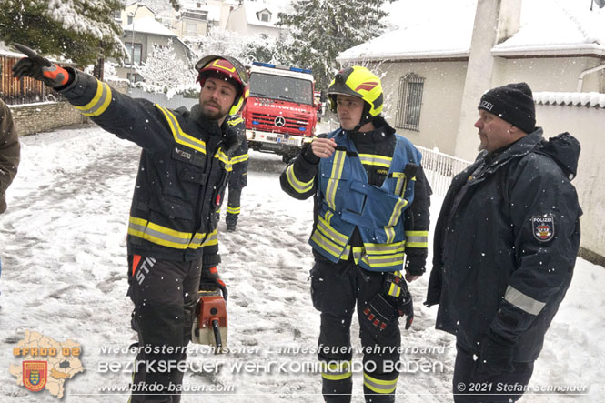 20211209 Großer Ast hielt Schneelast nicht stand und stürzte in Baden auf eine Straße Foto: © Stefan Schneider BFKDO Baden 20211209 Großer Ast hielt Schneelast nicht stand und stürzte in Baden auf eine Straße Foto: © Stefan Schneider BFKDO Baden
