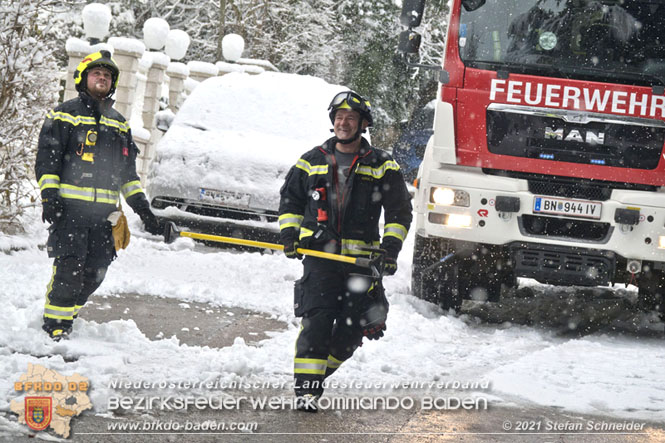 20211209 Großer Ast hielt Schneelast nicht stand und stürzte in Baden auf eine Straße   Foto: © Stefan Schneider BFKDO Baden  