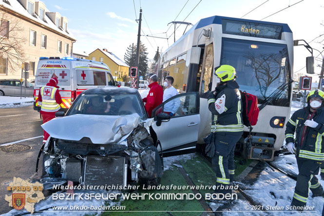20211210 Pkw prallt gegen Badner Bahn in Pfaffstätten  Foto: © Stefan Schneider BFKDO Baden
