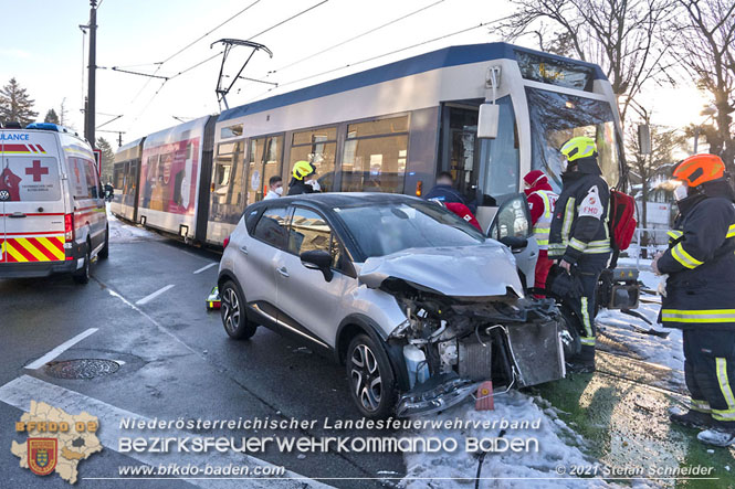 20211210 Pkw prallt gegen Badner Bahn in Pfaffstätten  Foto: © Stefan Schneider BFKDO Baden