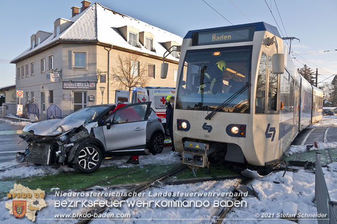 20211210 Pkw prallt gegen Badner Bahn in Pfaffstätten  Foto: © Stefan Schneider BFKDO Baden
