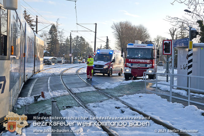 20211210 Pkw prallt gegen Badner Bahn in Pfaffstätten  Foto: © Stefan Schneider BFKDO Baden