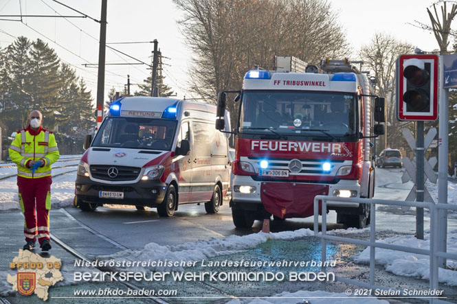 20211210 Pkw prallt gegen Badner Bahn in Pfaffstätten  Foto: © Stefan Schneider BFKDO Baden