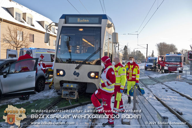 20211210 Pkw prallt gegen Badner Bahn in Pfaffstätten  Foto: © Stefan Schneider BFKDO Baden