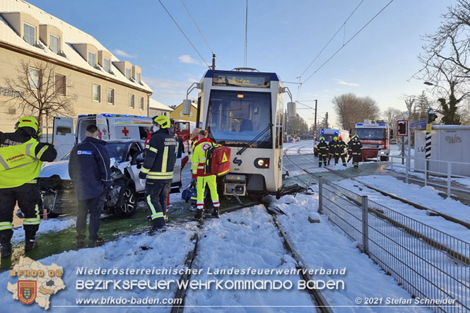 20211210 Pkw prallt gegen Badner Bahn in Pfaffstätten  Foto: © Stefan Schneider BFKDO Baden