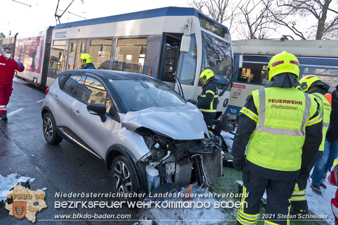 20211210 Pkw prallt gegen Badner Bahn in Pfaffstätten  Foto: © Stefan Schneider BFKDO Baden