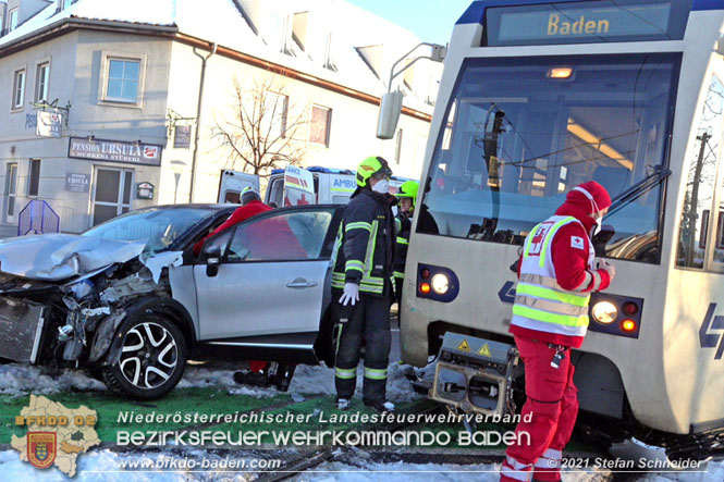 20211210 Pkw prallt gegen Badner Bahn in Pfaffstätten  Foto: © Stefan Schneider BFKDO Baden