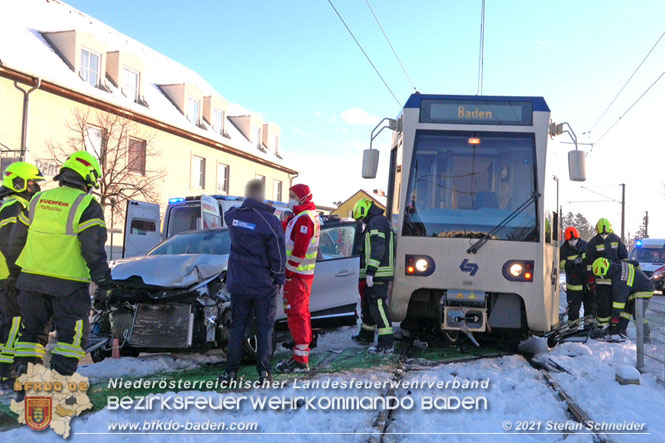 20211210 Pkw prallt gegen Badner Bahn in Pfaffstätten  Foto: © Stefan Schneider BFKDO Baden