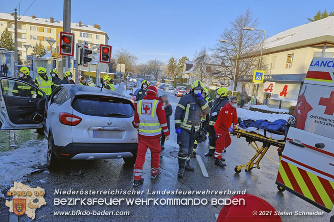 20211210 Pkw prallt gegen Badner Bahn in Pfaffstätten  Foto: © Stefan Schneider BFKDO Baden