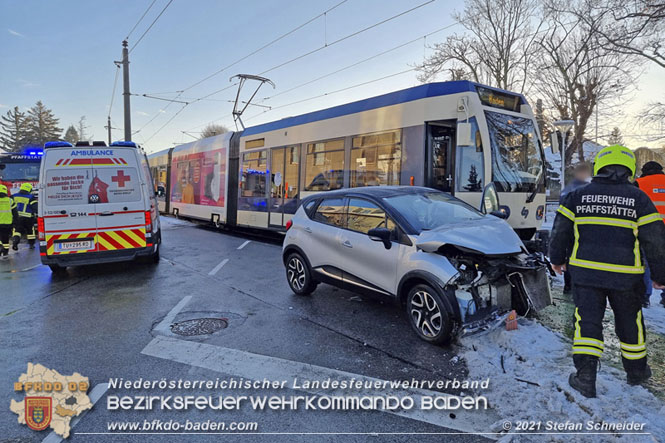 20211210 Pkw prallt gegen Badner Bahn in Pfaffstätten  Foto: © Stefan Schneider BFKDO Baden