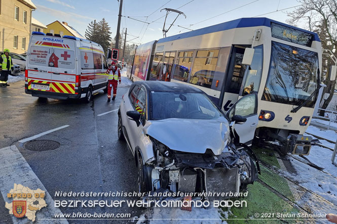 20211210 Pkw prallt gegen Badner Bahn in Pfaffstätten  Foto: © Stefan Schneider BFKDO Baden