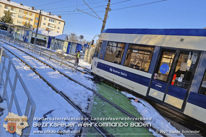 20211210 Pkw prallt gegen Badner Bahn in Pfaffstätten  Foto: © Stefan Schneider BFKDO Baden