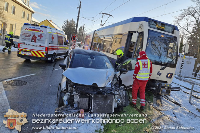 20211210 Pkw prallt gegen Badner Bahn in Pfaffstätten  Foto: © Stefan Schneider BFKDO Baden
