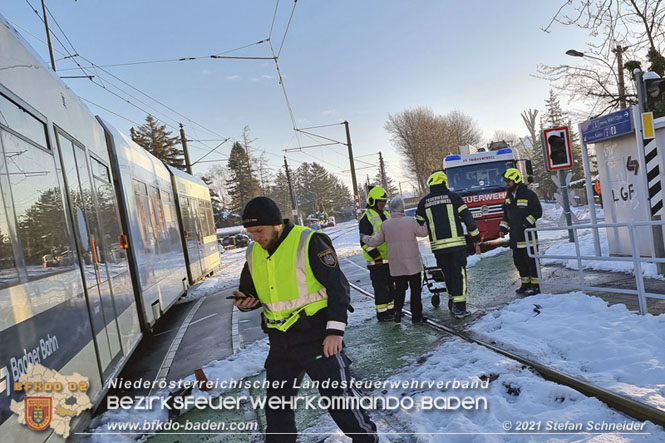 20211210 Pkw prallt gegen Badner Bahn in Pfaffstätten  Foto: © Stefan Schneider BFKDO Baden